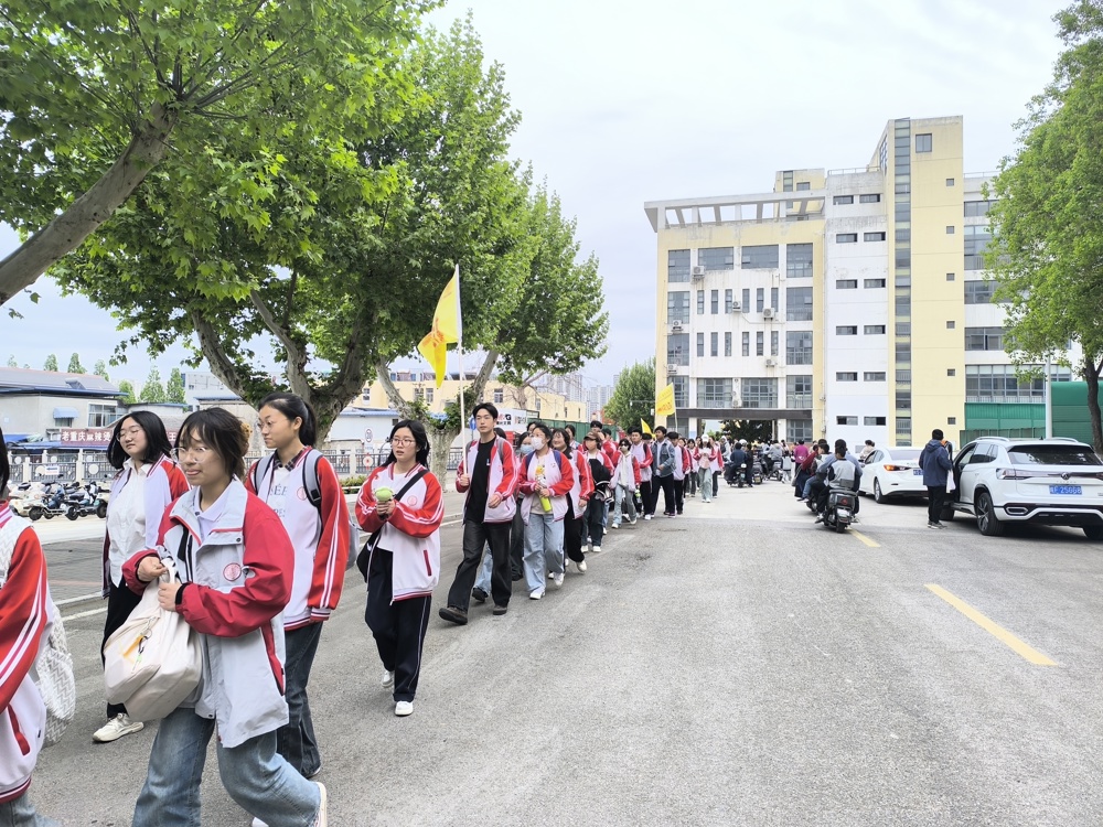 们在教师的带领下以班级为单位列队出发,徒步前往淮北东湖湿地公园